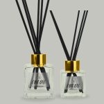 reed diffuser σε μπουκαλάκια των 100ml και των 50ml με χρυσό καπάκι και μαύρα ξυλάκια