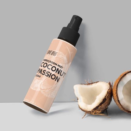 To Coconut Passion - Fabric/Room Mist 100ml είναι ο ιδανικός τρόπος για να ανανεώσετε την ατμόσφαιρα του σπιτιού σας και να χαρίσετε στα υφάσματα μια υπέροχη αρωματική αίσθηση που διαρκεί. Με λίγους μόνο ψεκασμούς, μπορείτε να φρεσκάρετε κουρτίνες, ριχτάρια, χαλιά, καναπέδες, μαξιλάρια, ακόμη και τα ρούχα σας, χαρίζοντάς τους την αίσθηση καθαριότητας και φρεσκάδας που αγαπάτε.