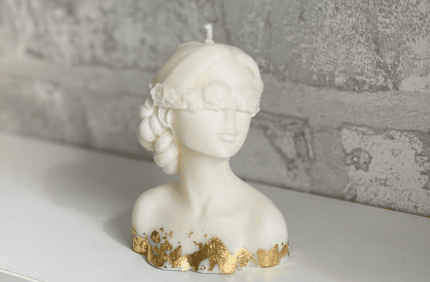 διακοσμητικό κερί σόγιας γυναίκα των λουλουδιών σε χρώμα λευκό με φύλλα χρυσού