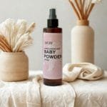 Baby Powder - Fabric & Room Mist. Eίναι ο ιδανικός τρόπος για να ανανεώσετε την ατμόσφαιρα του σπιτιού σας και να χαρίσετε στα υφάσματα μια υπέροχη αρωματική αίσθηση που διαρκεί. Με λίγους μόνο ψεκασμούς, μπορείτε να φρεσκάρετε κουρτίνες, ριχτάρια, χαλιά, καναπέδες, μαξιλάρια, ακόμη και τα ρούχα σας, χαρίζοντάς τους την αίσθηση καθαριότητας και φρεσκάδας που αγαπάτε.