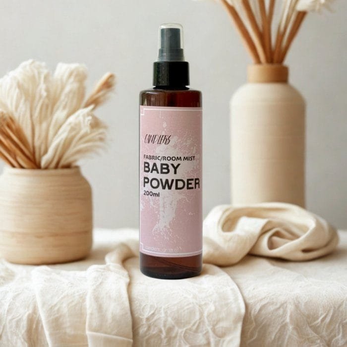 Baby Powder - Fabric & Room Mist. Eίναι ο ιδανικός τρόπος για να ανανεώσετε την ατμόσφαιρα του σπιτιού σας και να χαρίσετε στα υφάσματα μια υπέροχη αρωματική αίσθηση που διαρκεί. Με λίγους μόνο ψεκασμούς, μπορείτε να φρεσκάρετε κουρτίνες, ριχτάρια, χαλιά, καναπέδες, μαξιλάρια, ακόμη και τα ρούχα σας, χαρίζοντάς τους την αίσθηση καθαριότητας και φρεσκάδας που αγαπάτε.