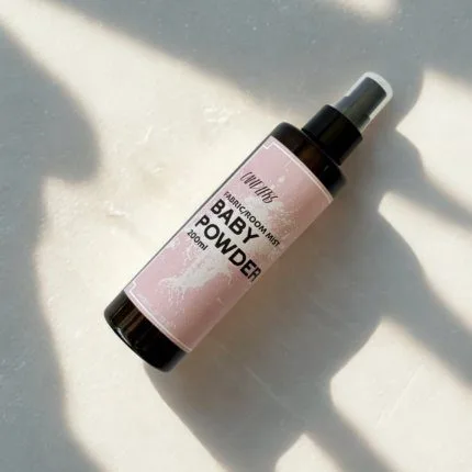 Baby Powder - Fabric & Room Mist. Eίναι ο ιδανικός τρόπος για να ανανεώσετε την ατμόσφαιρα του σπιτιού σας και να χαρίσετε στα υφάσματα μια υπέροχη αρωματική αίσθηση που διαρκεί. Με λίγους μόνο ψεκασμούς, μπορείτε να φρεσκάρετε κουρτίνες, ριχτάρια, χαλιά, καναπέδες, μαξιλάρια, ακόμη και τα ρούχα σας, χαρίζοντάς τους την αίσθηση καθαριότητας και φρεσκάδας που αγαπάτε.