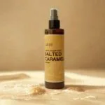 Salted Caramel - Fabric Room Mist 200ml. Eίναι ο ιδανικός τρόπος για να ανανεώσετε την ατμόσφαιρα του σπιτιού σας και να χαρίσετε στα υφάσματα μια υπέροχη αρωματική αίσθηση που διαρκεί. Με λίγους μόνο ψεκασμούς, μπορείτε να φρεσκάρετε κουρτίνες, ριχτάρια, χαλιά, καναπέδες, μαξιλάρια, ακόμη και τα ρούχα σας, χαρίζοντάς τους την αίσθηση καθαριότητας και φρεσκάδας που αγαπάτε.