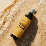 Salted Caramel - Fabric Room Mist 200ml. Eίναι ο ιδανικός τρόπος για να ανανεώσετε την ατμόσφαιρα του σπιτιού σας και να χαρίσετε στα υφάσματα μια υπέροχη αρωματική αίσθηση που διαρκεί. Με λίγους μόνο ψεκασμούς, μπορείτε να φρεσκάρετε κουρτίνες, ριχτάρια, χαλιά, καναπέδες, μαξιλάρια, ακόμη και τα ρούχα σας, χαρίζοντάς τους την αίσθηση καθαριότητας και φρεσκάδας που αγαπάτε.