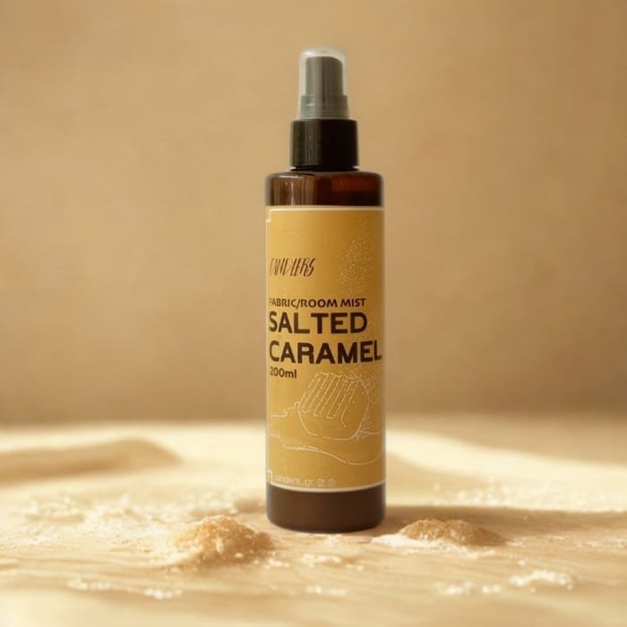 Salted Caramel - Fabric Room Mist 200ml. Eίναι ο ιδανικός τρόπος για να ανανεώσετε την ατμόσφαιρα του σπιτιού σας και να χαρίσετε στα υφάσματα μια υπέροχη αρωματική αίσθηση που διαρκεί. Με λίγους μόνο ψεκασμούς, μπορείτε να φρεσκάρετε κουρτίνες, ριχτάρια, χαλιά, καναπέδες, μαξιλάρια, ακόμη και τα ρούχα σας, χαρίζοντάς τους την αίσθηση καθαριότητας και φρεσκάδας που αγαπάτε.