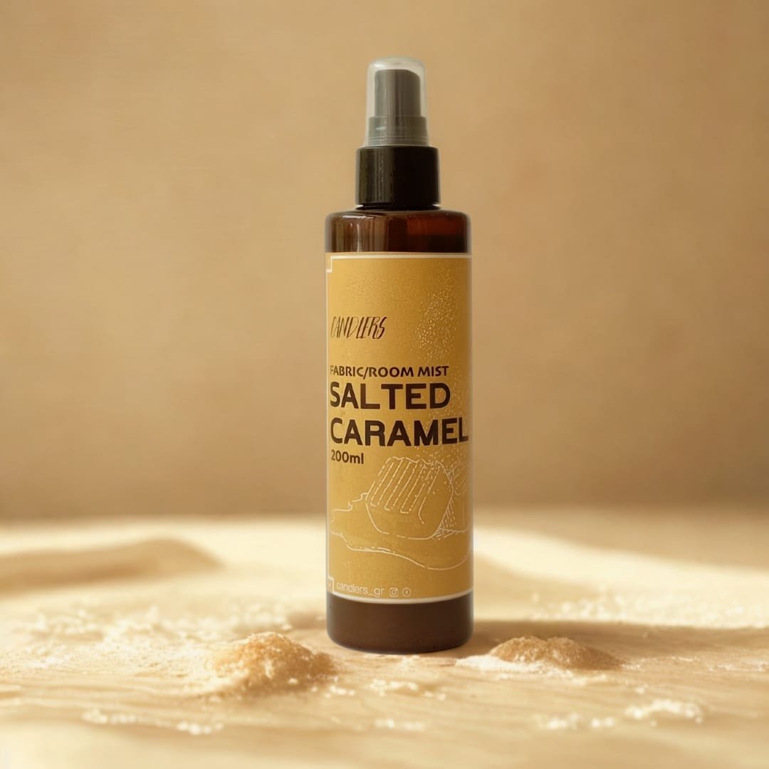 Salted Caramel - Fabric Room Mist 200ml. Eίναι ο ιδανικός τρόπος για να ανανεώσετε την ατμόσφαιρα του σπιτιού σας και να χαρίσετε στα υφάσματα μια υπέροχη αρωματική αίσθηση που διαρκεί. Με λίγους μόνο ψεκασμούς, μπορείτε να φρεσκάρετε κουρτίνες, ριχτάρια, χαλιά, καναπέδες, μαξιλάρια, ακόμη και τα ρούχα σας, χαρίζοντάς τους την αίσθηση καθαριότητας και φρεσκάδας που αγαπάτε.