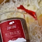 Gift Box που περιλαμβάνει 2 Χριστουγεννιάτικα Κεριά Σόγιας 240gr Μελομακάρονο και Τσουρέκι