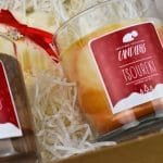 Gift Box που περιλαμβάνει 2 Χριστουγεννιάτικα Κεριά Σόγιας 240gr Μελομακάρονο και Τσουρέκι