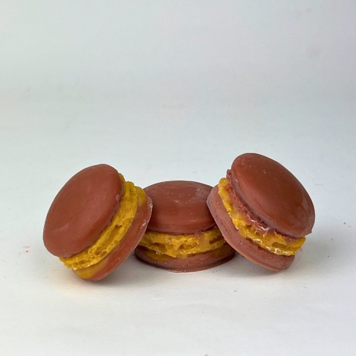 wax melt σε σχήμα macaron με άρωμα spiced bourbon