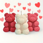 Διακοσμητικό κερί σόγιας σε σχήμα Αρκουδάκι με Τριαντάφυλλα. Είναι κατάλληλο για μπομπονιέρες βάπτισης