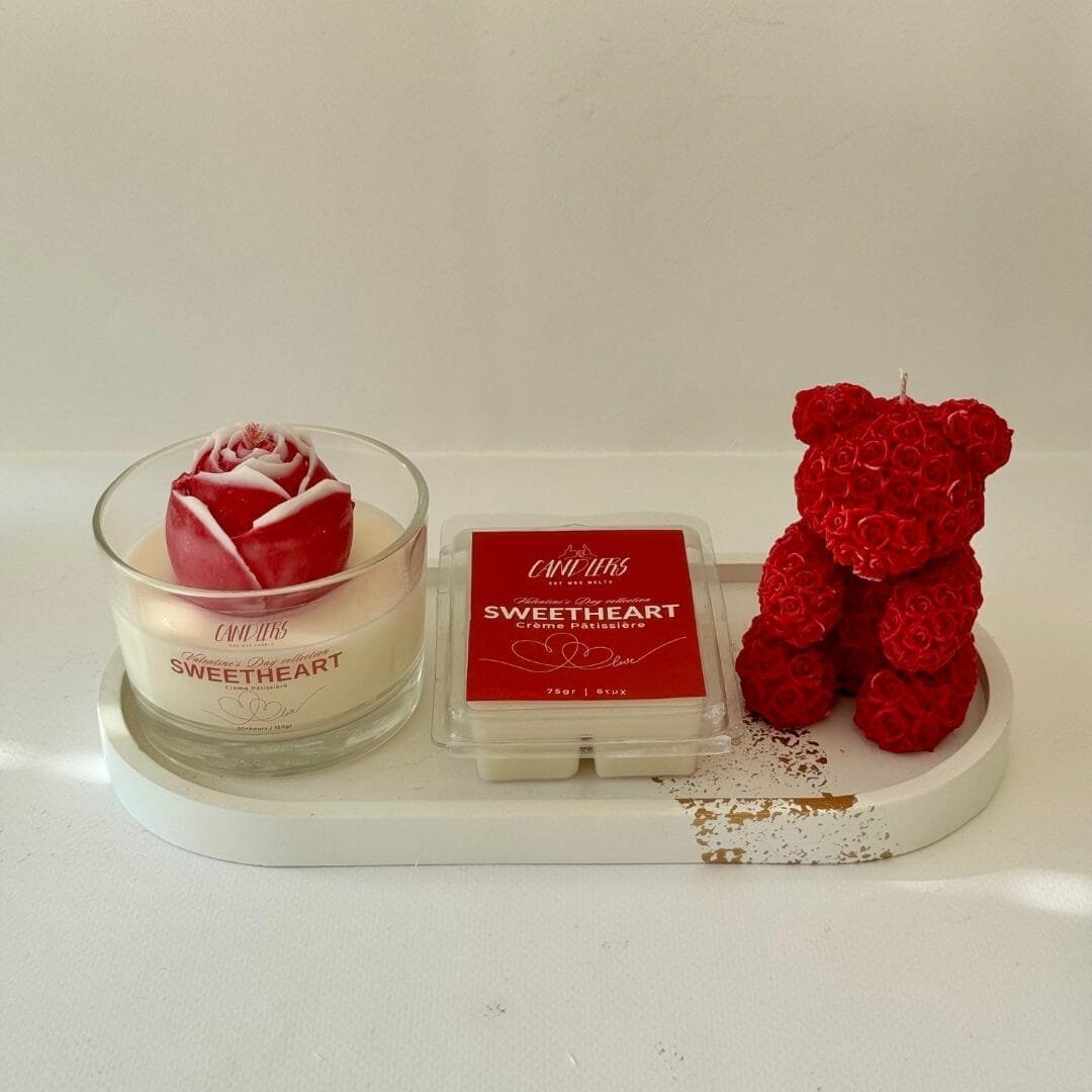 Valentine’s Gift Box με αρωματικό κερί Mon Amour ή Sweetheart, Wax Melts και διακοσμητικό αρκουδάκι με τριαντάφυλλα σε κόκκινο ή λευκό χρώμα. Το ιδανικό δώρο για την ημέρα του Αγίου Βαλεντίνου! ❤️🎁