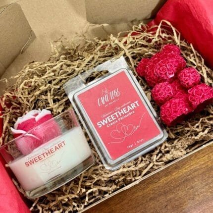 Valentine’s Gift Box με αρωματικό κερί Mon Amour ή Sweetheart, Wax Melts και διακοσμητικό αρκουδάκι με τριαντάφυλλα σε κόκκινο ή λευκό χρώμα. Το ιδανικό δώρο για την ημέρα του Αγίου Βαλεντίνου! ❤️🎁