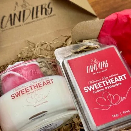 Valentine’s Gift Box με αρωματικό κερί Mon Amour ή Sweetheart, Wax Melts και διακοσμητικό αρκουδάκι με τριαντάφυλλα σε κόκκινο ή λευκό χρώμα. Το ιδανικό δώρο για την ημέρα του Αγίου Βαλεντίνου! ❤️🎁