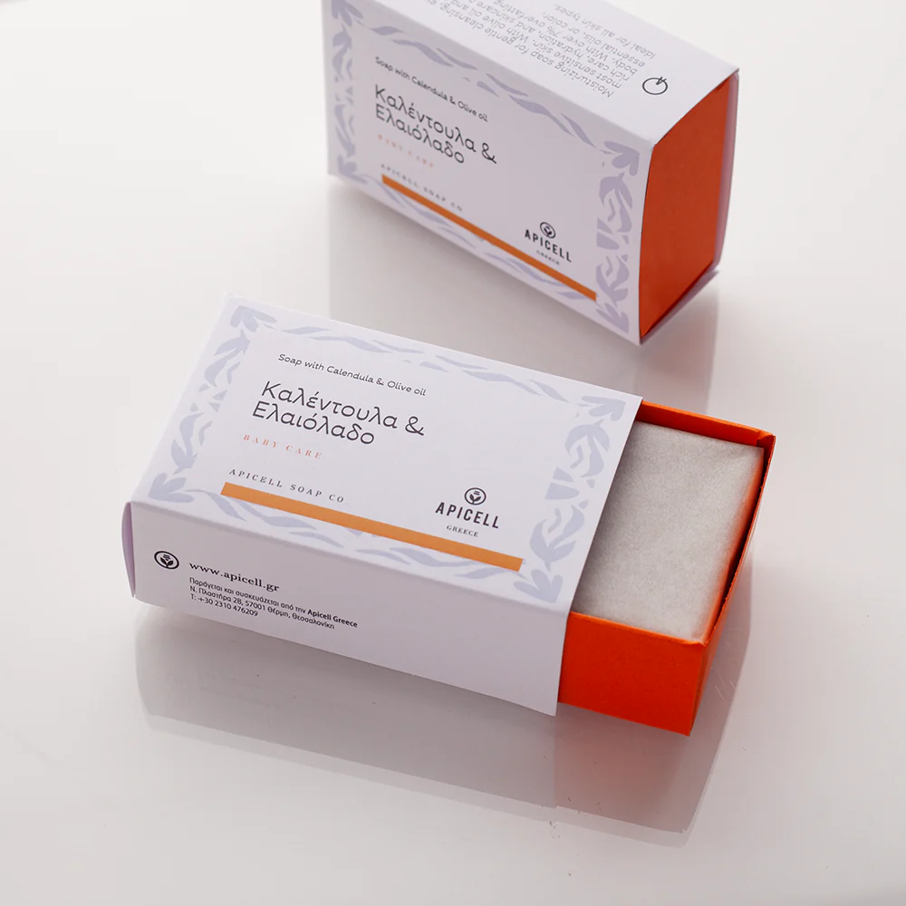 Baby Care ελαιόλαδο & καλέντουλα Χειροποίητο φυσικό σαπούνι Baby Care με ελαιόλαδο, καλέντουλα, πρόπολη και βούτυρο κακάο, ειδικά σχεδιασμένο για την ευαίσθητη βρεφική και παιδική επιδερμίδα, προσφέροντας απαλή φροντίδα και φυσική ενυδάτωση.