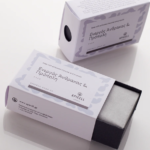 Χειροποίητο φυσικό σαπούνι με ενεργό άνθρακα και πρόπολη, ιδανικό για βαθύ καθαρισμό, αποτοξίνωση και προστασία της επιδερμίδας από βακτήρια και ρύπους.