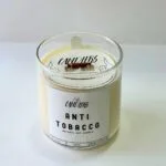 Αρωματικό κερί σόγιας Anti Tobacco 220γρ, ιδανικό για την εξουδετέρωση της οσμής του τσιγάρου και του καπνού, χαρίζοντας μια αίσθηση φρεσκάδας στον χώρο