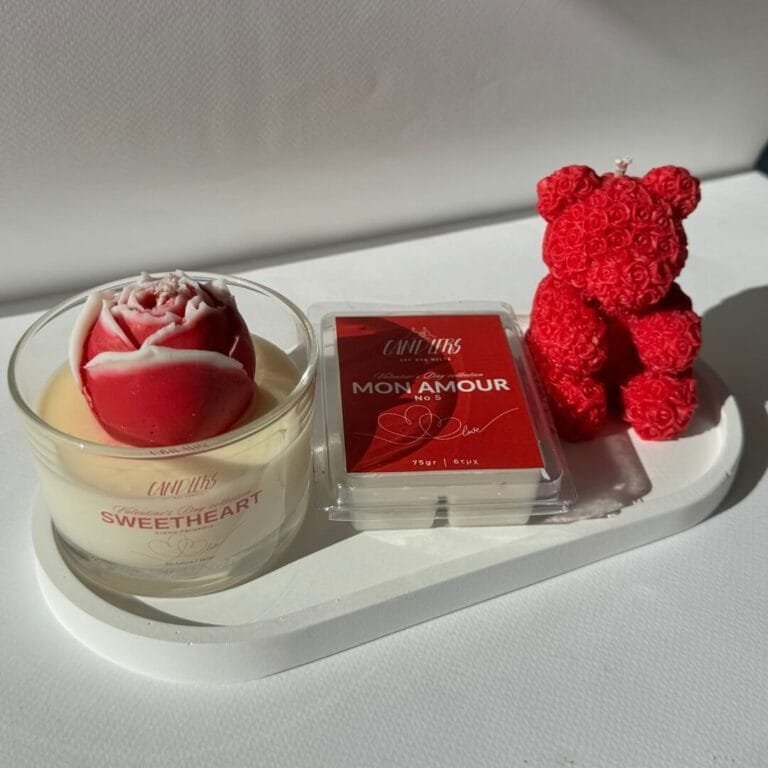 Valentine’s Gift Box με αρωματικό κερί Mon Amour ή Sweetheart, Wax Melts και διακοσμητικό αρκουδάκι με τριαντάφυλλα σε κόκκινο ή λευκό χρώμα. Το ιδανικό δώρο για την ημέρα του Αγίου Βαλεντίνου! ❤️🎁