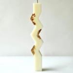 Πασχαλινή λαμπάδα ζιγκ-ζαγκ από κερί σόγιας λευκή με φύλλα χρυσού