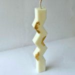 Πασχαλινή λαμπάδα ζιγκ-ζαγκ από κερί σόγιας λευκή με φύλλα χρυσού