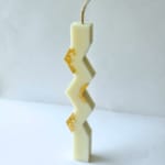 Πασχαλινή λαμπάδα ζιγκ-ζαγκ από κερί σόγιας λευκή με φύλλα χρυσού