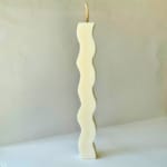 Πασχαλινή λαμπάδα κυμαστιστή σε λευκό