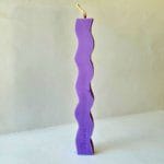 Πασχαλινή λαμπάδα κυμαστιστή σε λιλά χρώμα.