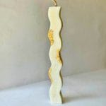 Πασχαλινή λαμπάδα κυμαστιστή σε λευκό με φύλλα χρυσού.