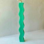 Πασχαλινή λαμπάδα κυμαστιστή σε μέντα χρώμα.