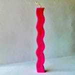 Πασχαλινή λαμπάδα κυμαστιστή σε ματζεντα χρώμα.