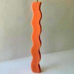 Πασχαλινή λαμπάδα κυμαστιστή σε ροδακινί χρώμα.