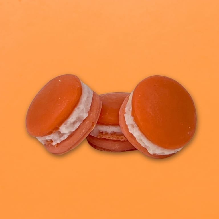 wax melt σε σχήμα macaron με άρωμα carrot cake