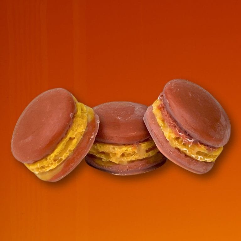 wax melt σε σχήμα macaron με άρωμα spiced bourbon