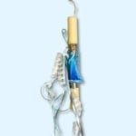 Πασχαλινή λαμπάδα πλακέ από κερί σόγιας με διακοσμητικό σχέδιο Έλσα