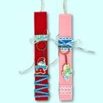 Πασχαλινή λαμπάδα πλακέ από κερί σόγιας με διακοσμητικό σχέδιο Μπαρμπαστρούμφ-Στρουφίτα