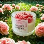 Χειροποίητο κερί σόγιας Secret Garden σε γυάλινο δοχείο 150gr, διακοσμημένο με ροζ και λευκή παιώνια, τοποθετημένο σε παραμυθένιο κήπο με ανθισμένες παιώνιες και ηλιόλουστο, αιθέριο φόντο.