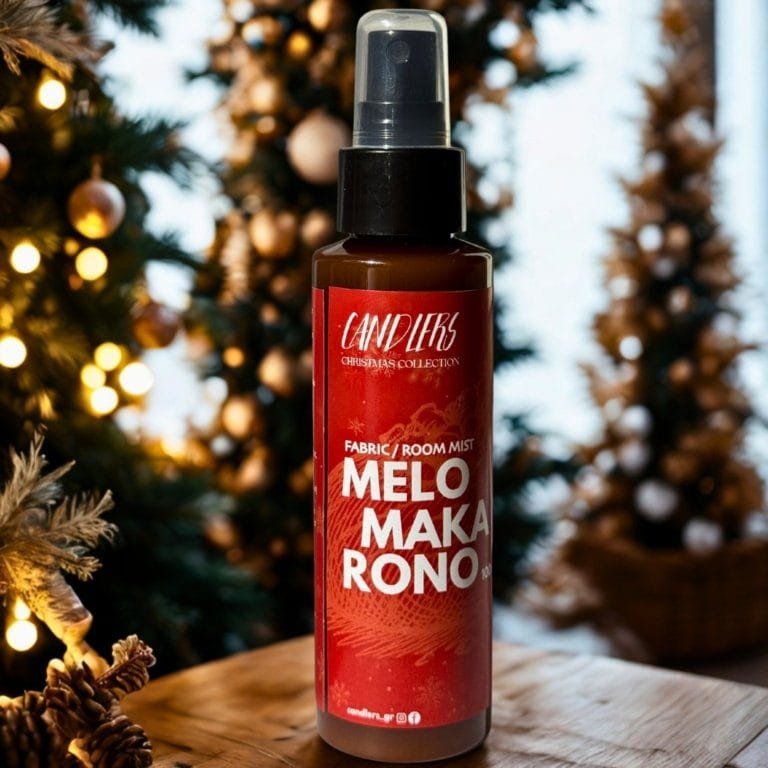 Μελομακάρονο - Fabric Room Mist 100ml. Eίναι ο ιδανικός τρόπος για να ανανεώσετε την ατμόσφαιρα του σπιτιού σας και να χαρίσετε στα υφάσματα μια υπέροχη αρωματική αίσθηση που διαρκεί. Με λίγους μόνο ψεκασμούς, μπορείτε να φρεσκάρετε κουρτίνες, ριχτάρια, χαλιά, καναπέδες, μαξιλάρια, ακόμη και τα ρούχα σας, χαρίζοντάς τους την αίσθηση καθαριότητας και φρεσκάδας που αγαπάτε.