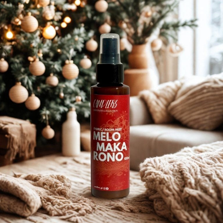Μελομακάρονο - Fabric Room Mist 100ml. Eίναι ο ιδανικός τρόπος για να ανανεώσετε την ατμόσφαιρα του σπιτιού σας και να χαρίσετε στα υφάσματα μια υπέροχη αρωματική αίσθηση που διαρκεί. Με λίγους μόνο ψεκασμούς, μπορείτε να φρεσκάρετε κουρτίνες, ριχτάρια, χαλιά, καναπέδες, μαξιλάρια, ακόμη και τα ρούχα σας, χαρίζοντάς τους την αίσθηση καθαριότητας και φρεσκάδας που αγαπάτε.