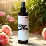 Secret Garden - Fabric Room Mist 200ml. Eίναι ο ιδανικός τρόπος για να ανανεώσετε την ατμόσφαιρα του σπιτιού σας και να χαρίσετε στα υφάσματα μια υπέροχη αρωματική αίσθηση που διαρκεί. Με λίγους μόνο ψεκασμούς, μπορείτε να φρεσκάρετε κουρτίνες, ριχτάρια, χαλιά, καναπέδες, μαξιλάρια, ακόμη και τα ρούχα σας, χαρίζοντάς τους την αίσθηση καθαριότητας και φρεσκάδας που αγαπάτε.