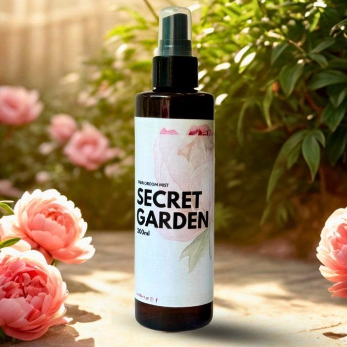 Secret Garden - Fabric Room Mist 200ml. Eίναι ο ιδανικός τρόπος για να ανανεώσετε την ατμόσφαιρα του σπιτιού σας και να χαρίσετε στα υφάσματα μια υπέροχη αρωματική αίσθηση που διαρκεί. Με λίγους μόνο ψεκασμούς, μπορείτε να φρεσκάρετε κουρτίνες, ριχτάρια, χαλιά, καναπέδες, μαξιλάρια, ακόμη και τα ρούχα σας, χαρίζοντάς τους την αίσθηση καθαριότητας και φρεσκάδας που αγαπάτε.