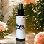 Secret Garden - Fabric Room Mist 100ml. Eίναι ο ιδανικός τρόπος για να ανανεώσετε την ατμόσφαιρα του σπιτιού σας και να χαρίσετε στα υφάσματα μια υπέροχη αρωματική αίσθηση που διαρκεί. Με λίγους μόνο ψεκασμούς, μπορείτε να φρεσκάρετε κουρτίνες, ριχτάρια, χαλιά, καναπέδες, μαξιλάρια, ακόμη και τα ρούχα σας, χαρίζοντάς τους την αίσθηση καθαριότητας και φρεσκάδας που αγαπάτε.