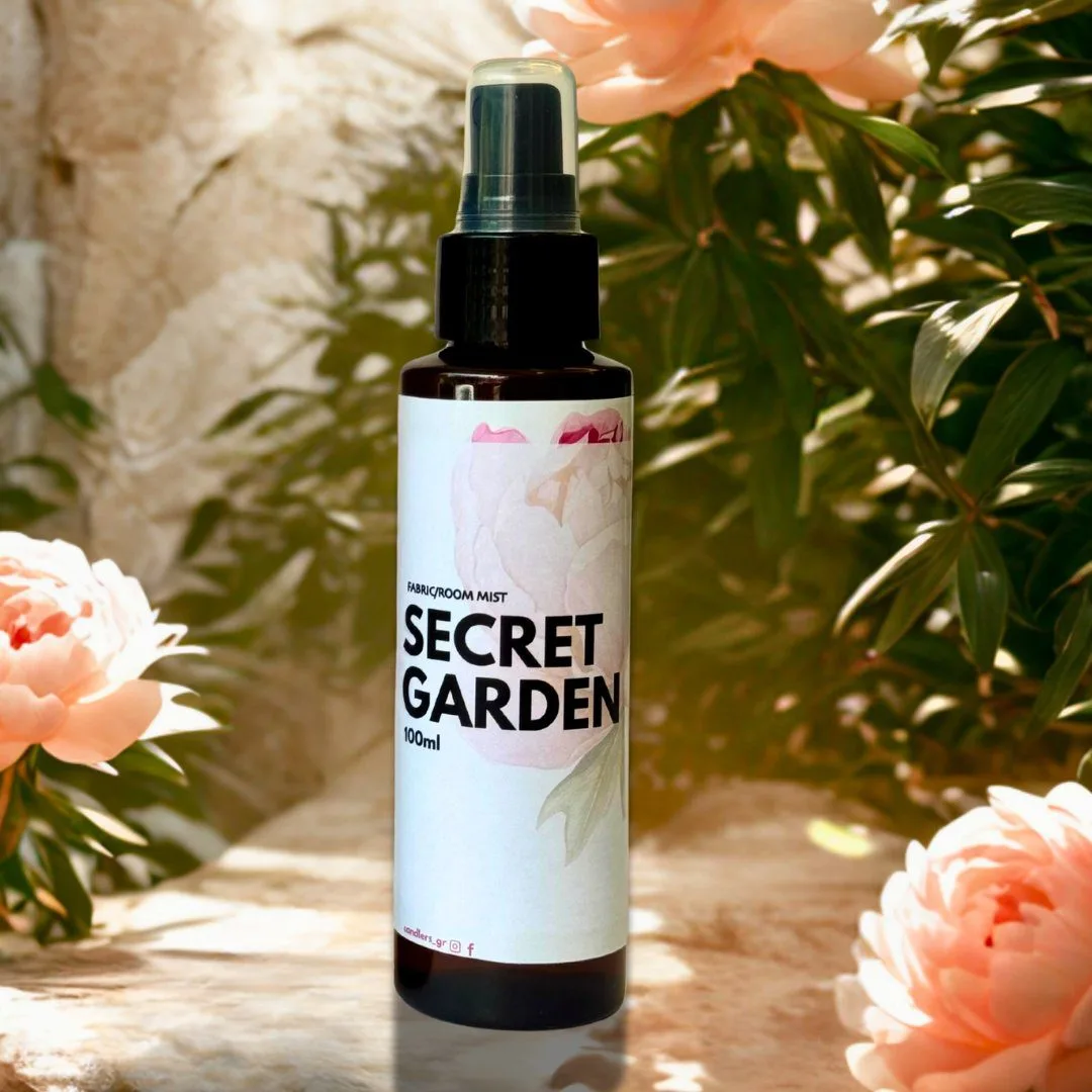 Secret Garden- Fabric Room Mist 100ml Secret Garden - Fabric Room Mist 100ml. Eίναι ο ιδανικός τρόπος για να ανανεώσετε την ατμόσφαιρα του σπιτιού σας και να χαρίσετε στα υφάσματα μια υπέροχη αρωματική αίσθηση που διαρκεί. Με λίγους μόνο ψεκασμούς, μπορείτε να φρεσκάρετε κουρτίνες, ριχτάρια, χαλιά, καναπέδες, μαξιλάρια, ακόμη και τα ρούχα σας, χαρίζοντάς τους την αίσθηση καθαριότητας και φρεσκάδας που αγαπάτε.