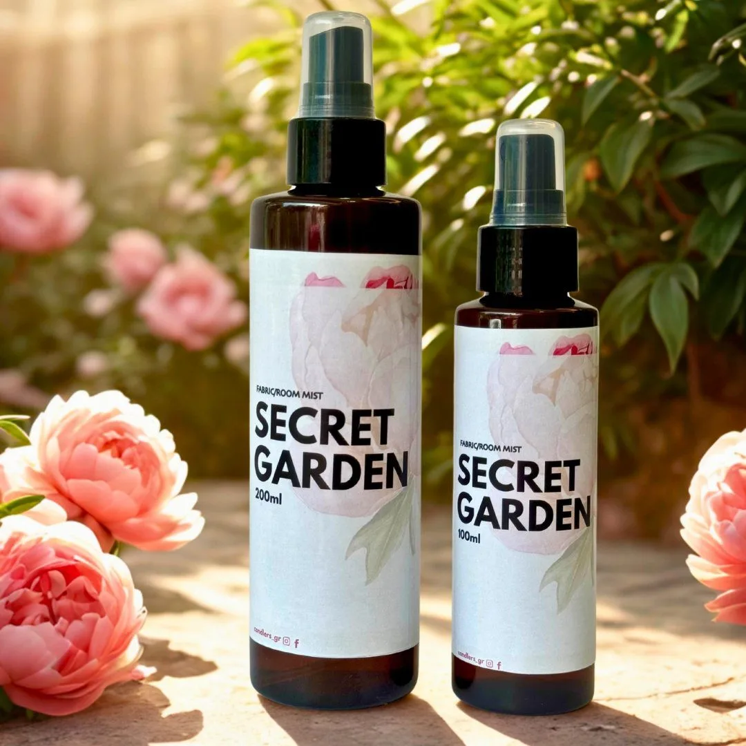Secret Garden - Fabric Room Mist. Eίναι ο ιδανικός τρόπος για να ανανεώσετε την ατμόσφαιρα του σπιτιού σας και να χαρίσετε στα υφάσματα μια υπέροχη αρωματική αίσθηση που διαρκεί. Με λίγους μόνο ψεκασμούς, μπορείτε να φρεσκάρετε κουρτίνες, ριχτάρια, χαλιά, καναπέδες, μαξιλάρια, ακόμη και τα ρούχα σας, χαρίζοντάς τους την αίσθηση καθαριότητας και φρεσκάδας που αγαπάτε.