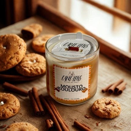 Κερί σόγιας με άρωμα μουστοκούλουρο, τοποθετημένο σε ξύλινη επιφάνεια, δίπλα σε φρεσκοψημένα κουλουράκια και ζεστή φθινοπωρινή ατμόσφαιρα.