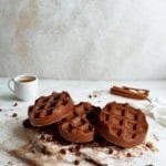 Κερί σόγιας με άρωμα μουστοκούλουρο, τοποθετημένο σε ξύλινη επιφάνεια, δίπλα σε φρεσκοψημένα κουλουράκια και ζεστή φθινοπωρινή ατμόσφαιρα.