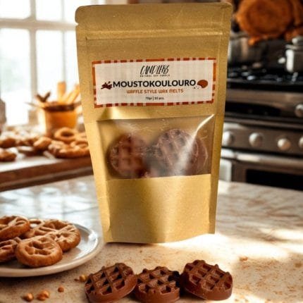 Κερί σόγιας με άρωμα μουστοκούλουρο, τοποθετημένο σε ξύλινη επιφάνεια, δίπλα σε φρεσκοψημένα κουλουράκια και ζεστή φθινοπωρινή ατμόσφαιρα.