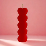 Διακοσμητικό κερί με καρδιές, σε κομψό σχεδιασμό, ιδανικό για διακόσμηση και δημιουργία ζεστής ατμόσφαιρας αγάπης.