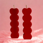 Διακοσμητικό κερί με καρδιές, σε κομψό σχεδιασμό, ιδανικό για διακόσμηση και δημιουργία ζεστής ατμόσφαιρας αγάπης.