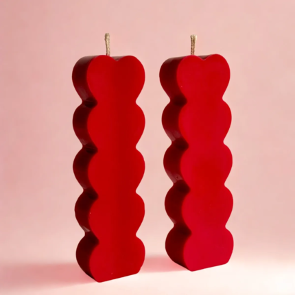 Διακοσμητικό κερί με καρδιές, σε κομψό σχεδιασμό, ιδανικό για διακόσμηση και δημιουργία ζεστής ατμόσφαιρας αγάπης.