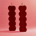 Διακοσμητικό κερί με καρδιές, σε κομψό σχεδιασμό, ιδανικό για διακόσμηση και δημιουργία ζεστής ατμόσφαιρας αγάπης.