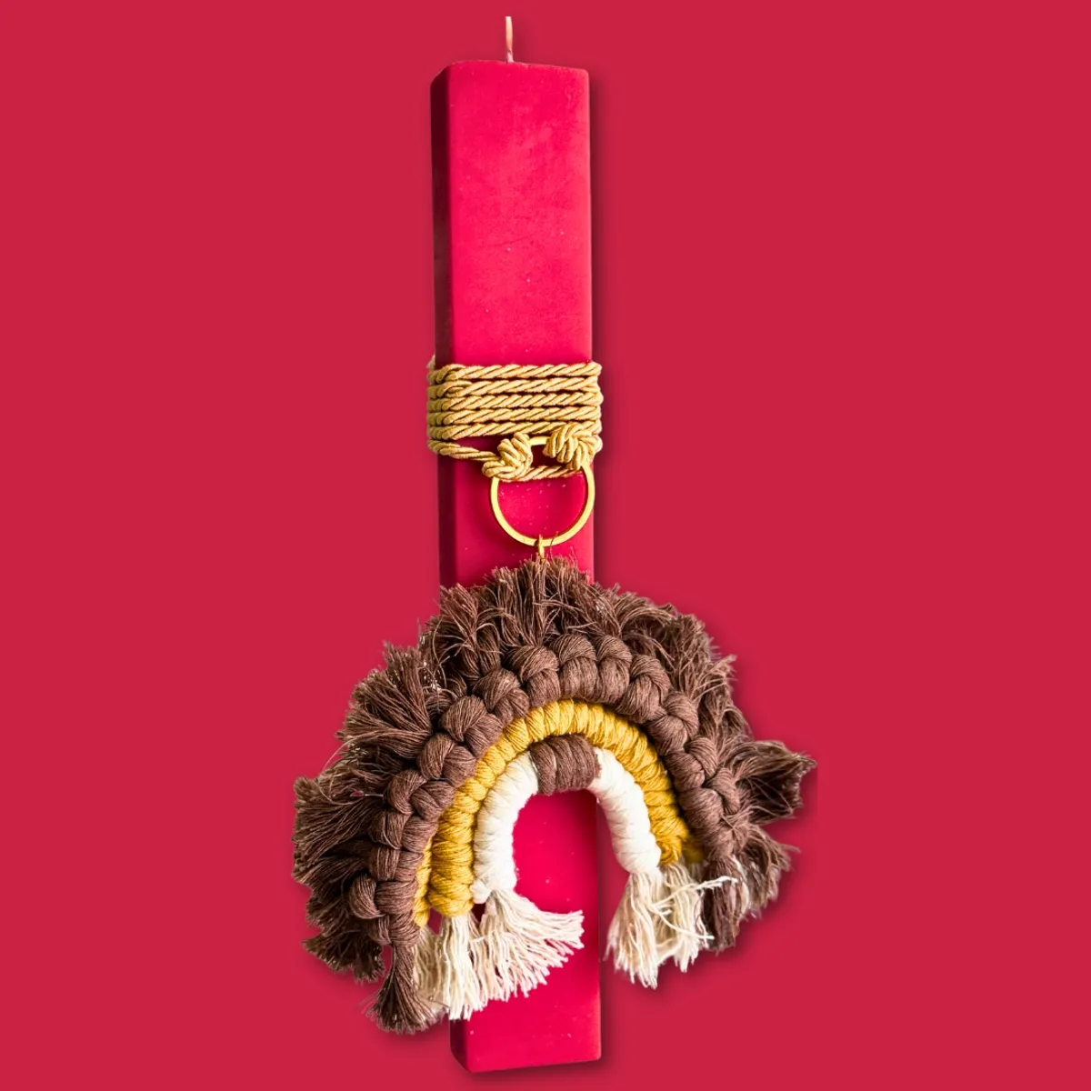 Λαμπαδα με μακραμέ λιονταράκι Πασχαλινή λαμπάδα πλακέ από κερί σόγιας με διακοσμητικό μακραμέ Λιονταράκι